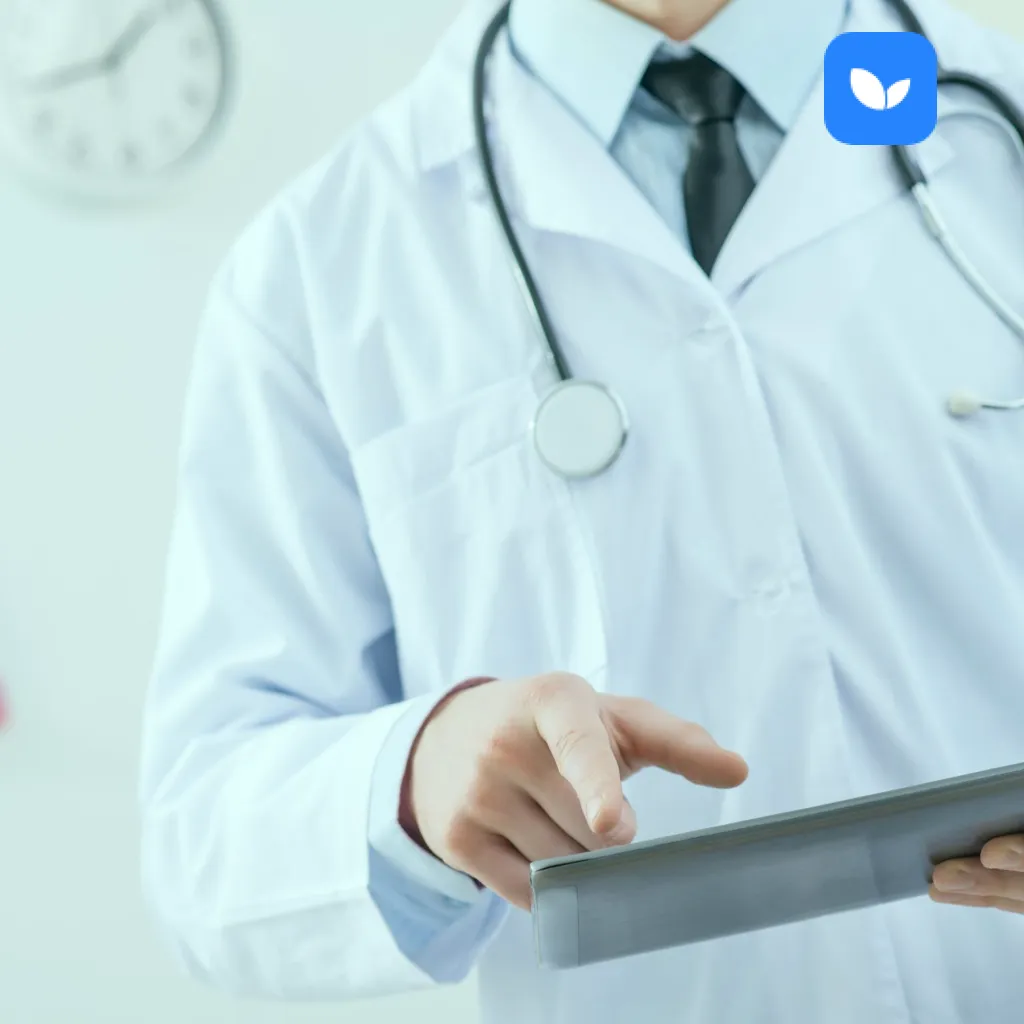 Врач держит доску-планшет в руках для записи анамнеза
